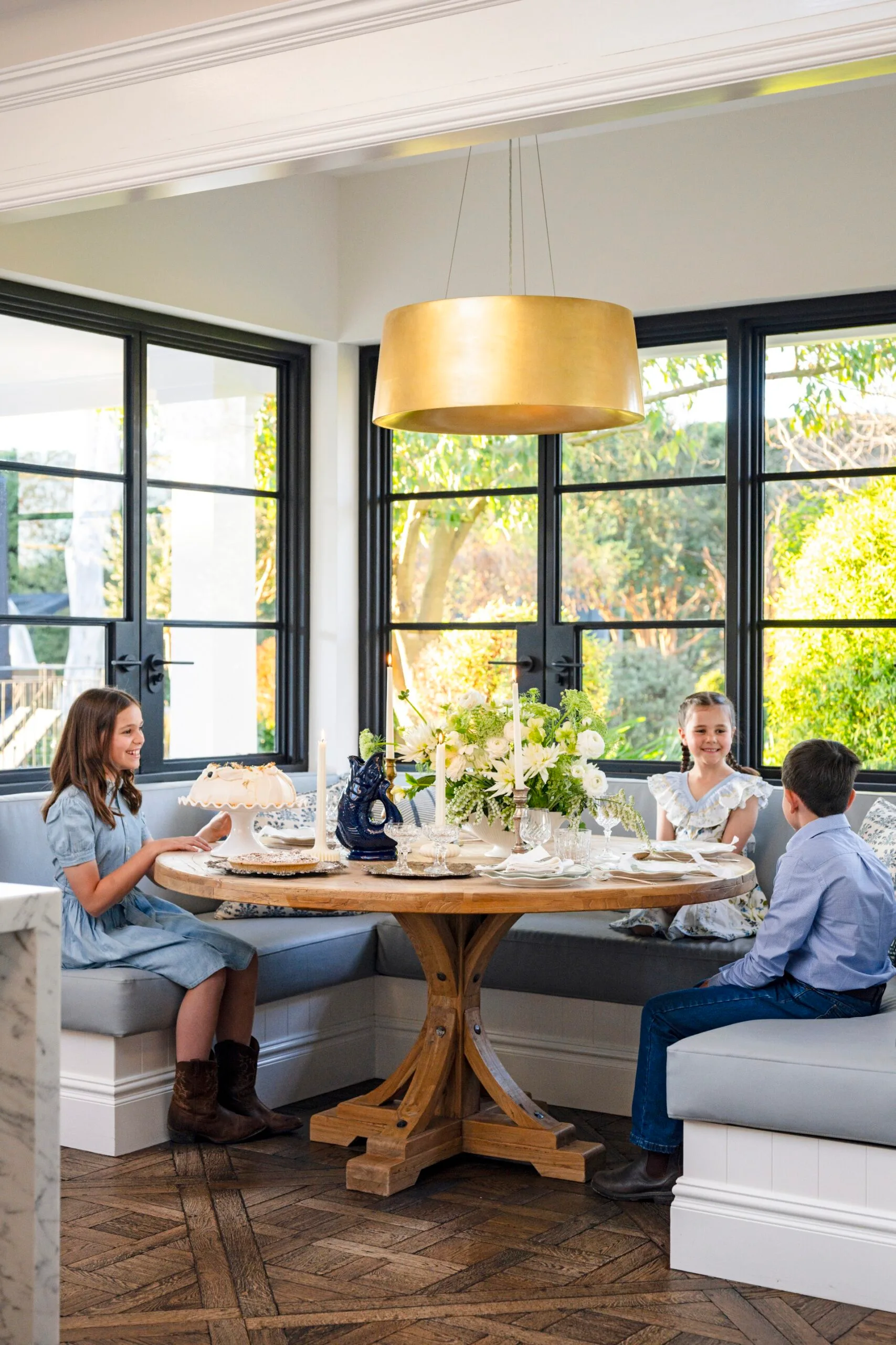 A banquette seat with blue cushions