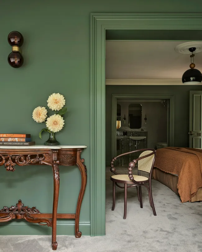 Another aspect of the green guest room.
