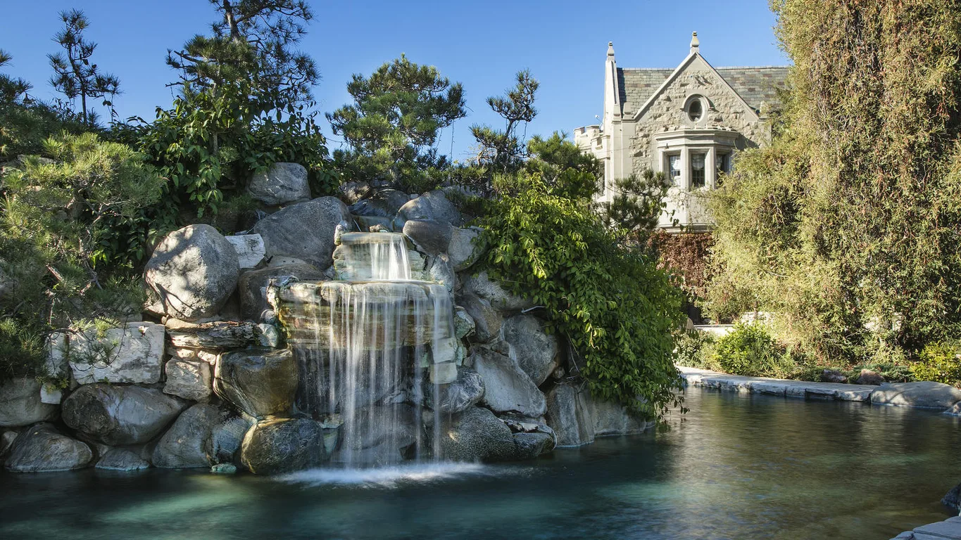 Hugh Hefner Playboy Mansion up for sale for 200 million