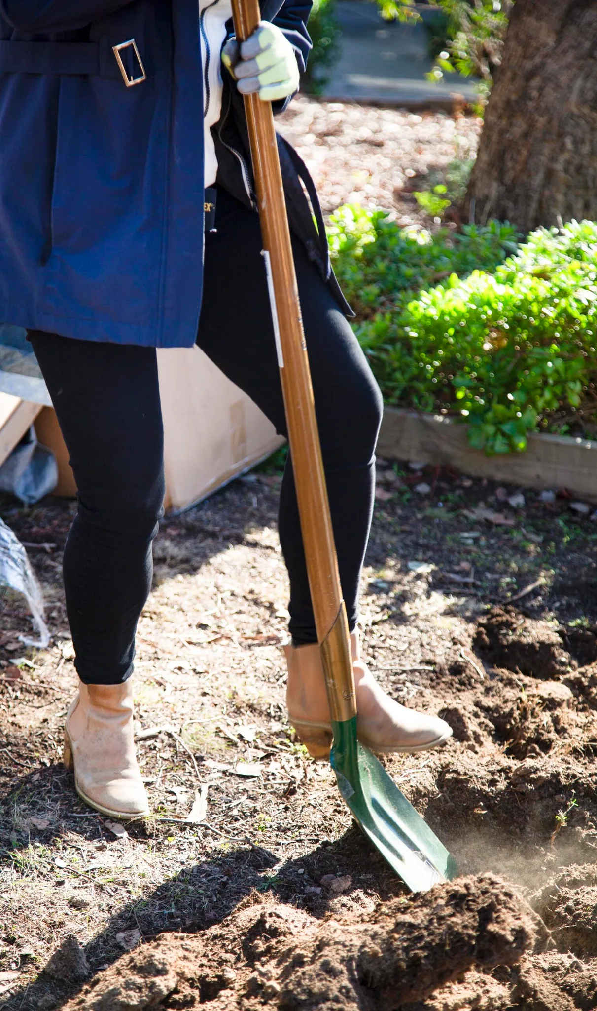 How to use a spade or shovel safely