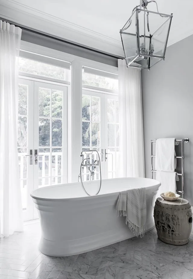 14 heavenly Hamptonsstyle bathrooms — free download