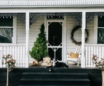 17 homes with stunning exterior Christmas decorating ideas