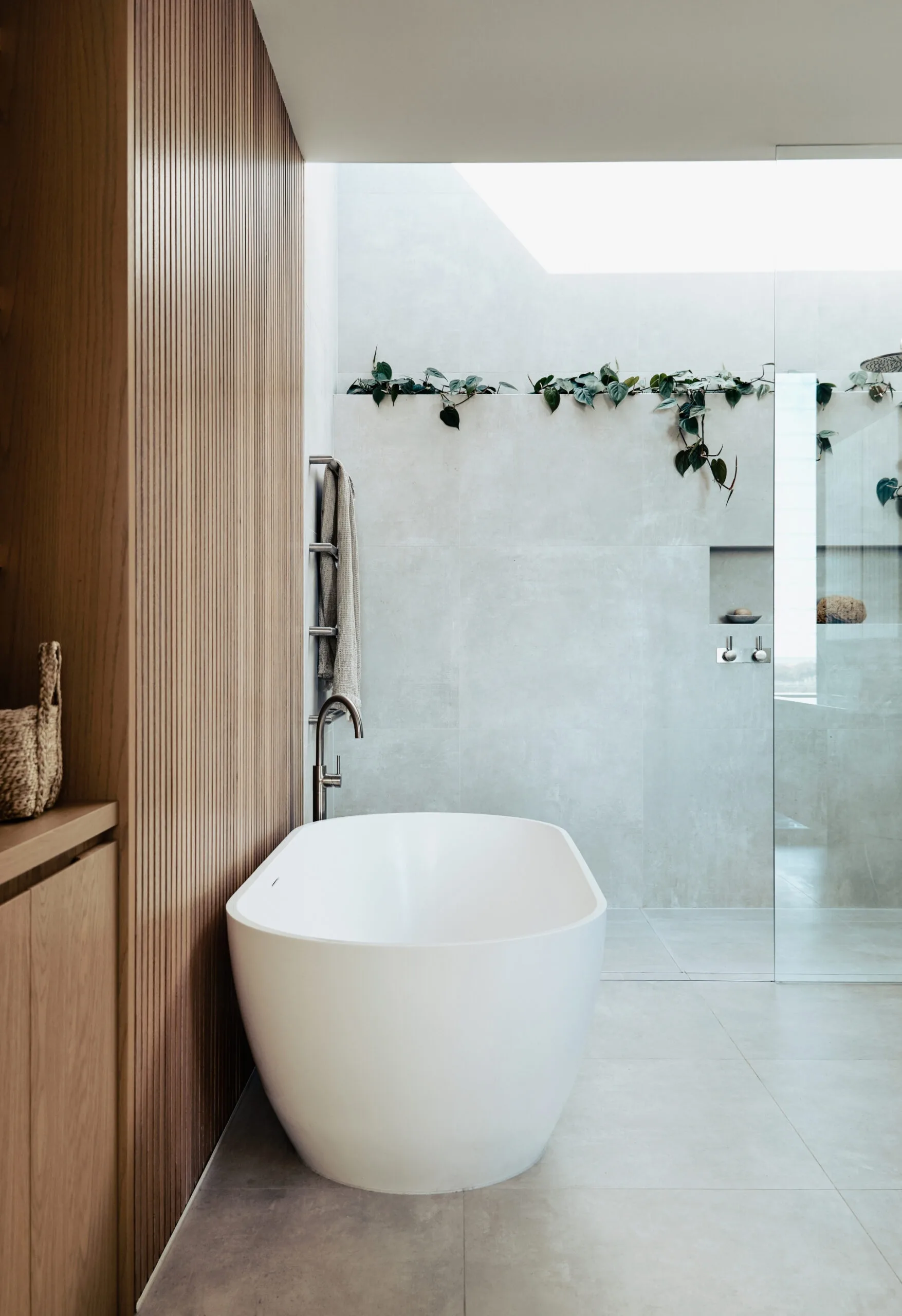 bathroom design with timber wall