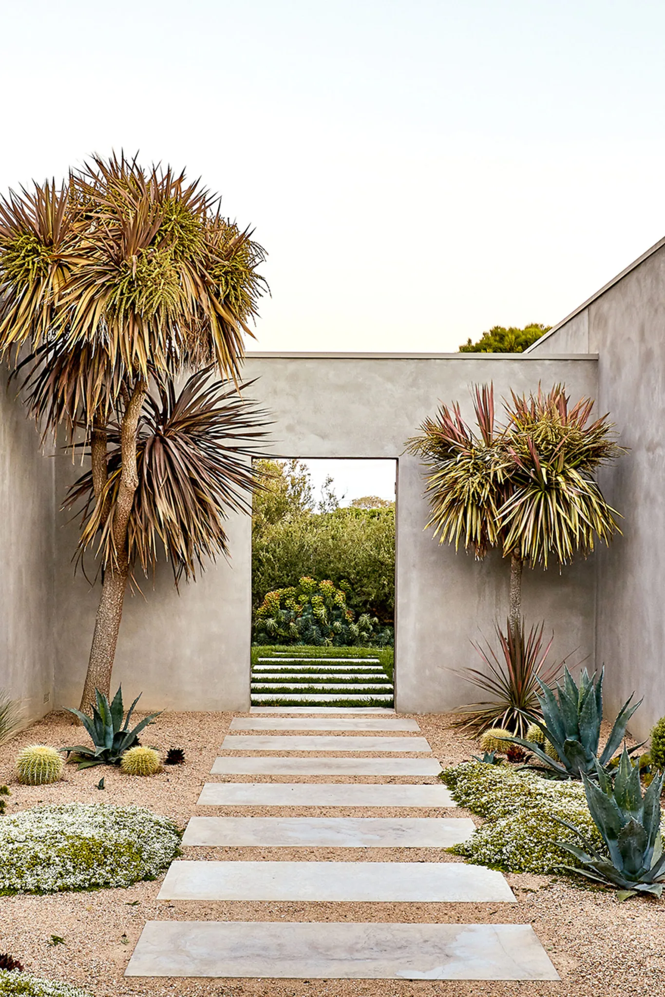 15 Coastal Gardens That Are Robust And Beautiful | Homes To Love